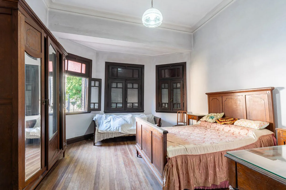 Casa de estilo clásico. Con amplio lote con parque foto 5