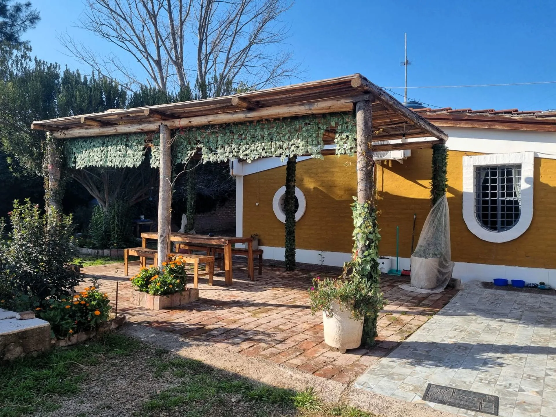 Venta casa con pileta y dpto en Las Compuertas foto 2