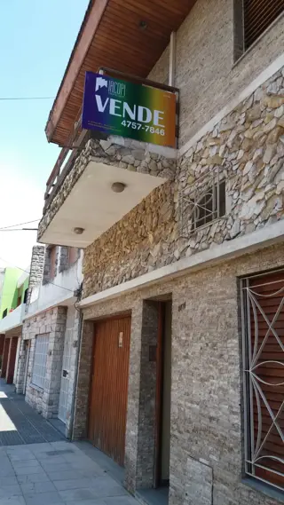 IMPORTANTE PROPIEDAD!! CASA CON BALCÓN AL FRENTE - EN 2 PLANTAS - foto 1