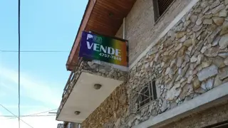 IMPORTANTE PROPIEDAD!! CASA CON BALCÓN AL FRENTE - EN 2 PLANTAS - foto 2