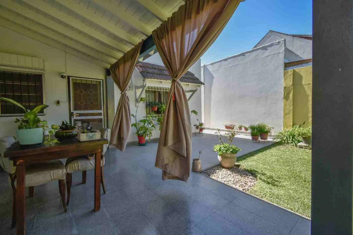 CASA EN VENTA EN LONGCHAMPS CON JARDIN