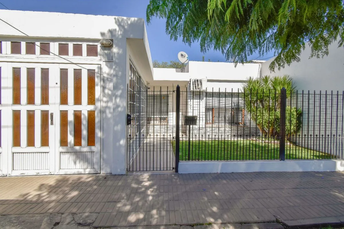 CASA EN VENTA EN LONGCHAMPS CON JARDIN foto 2