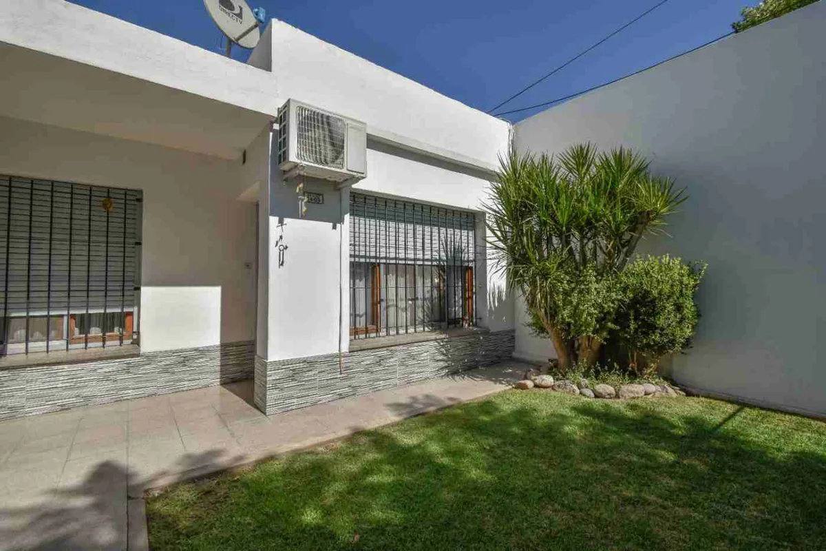 CASA EN VENTA EN LONGCHAMPS CON JARDIN foto 3