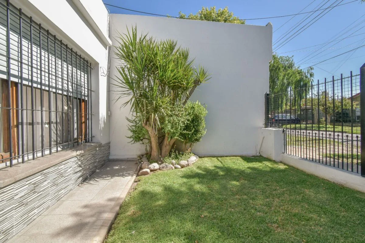CASA EN VENTA EN LONGCHAMPS CON JARDIN foto 4