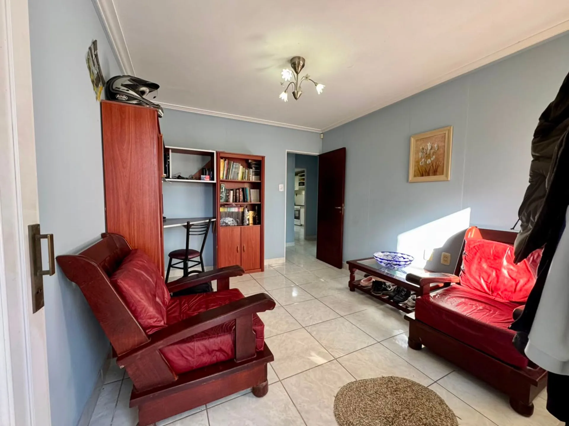 CASA EN VENTA DE 3 DORMITORIOS,COCHERA Y PATIO foto 2