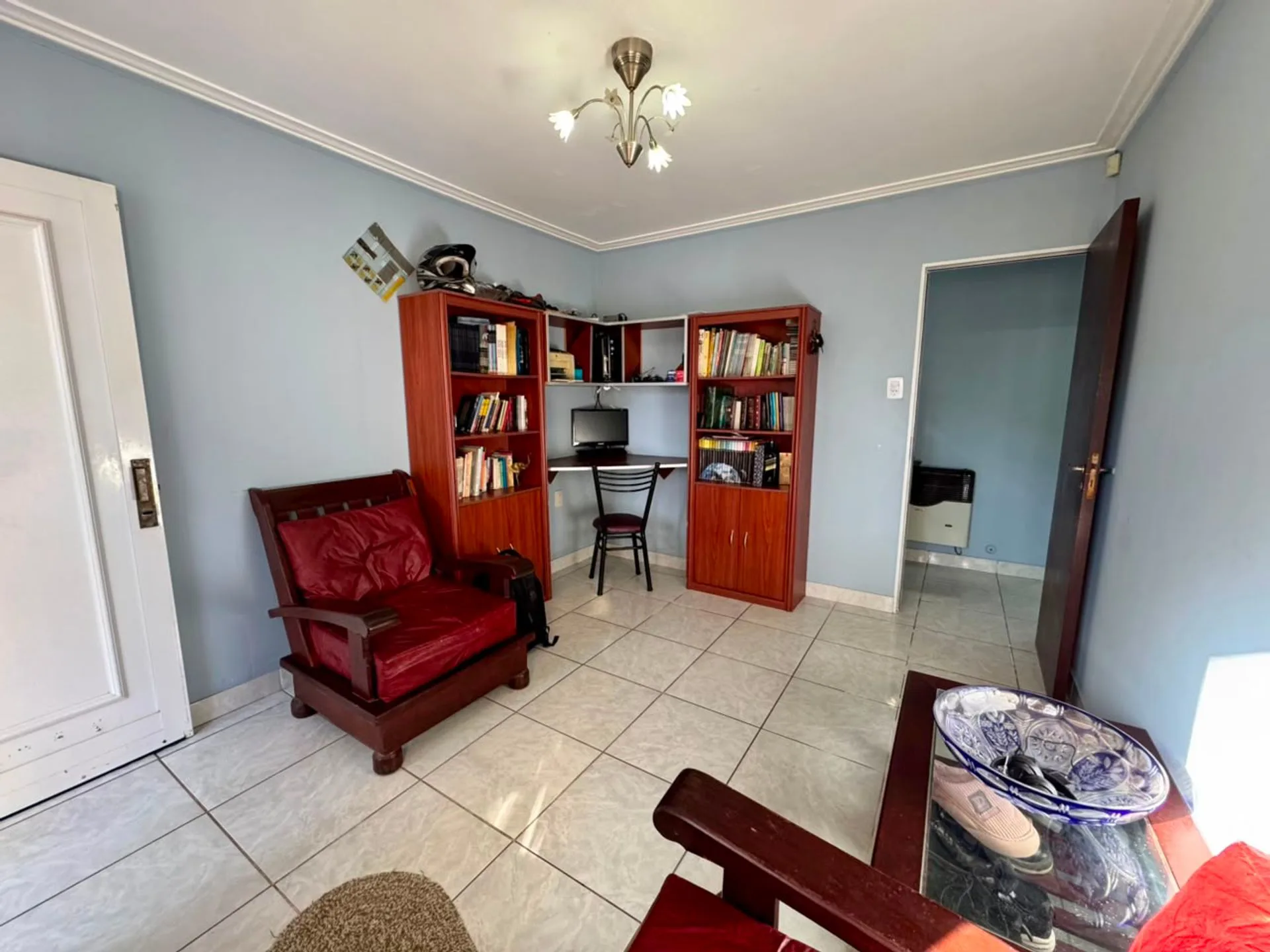 CASA EN VENTA DE 3 DORMITORIOS,COCHERA Y PATIO foto 3