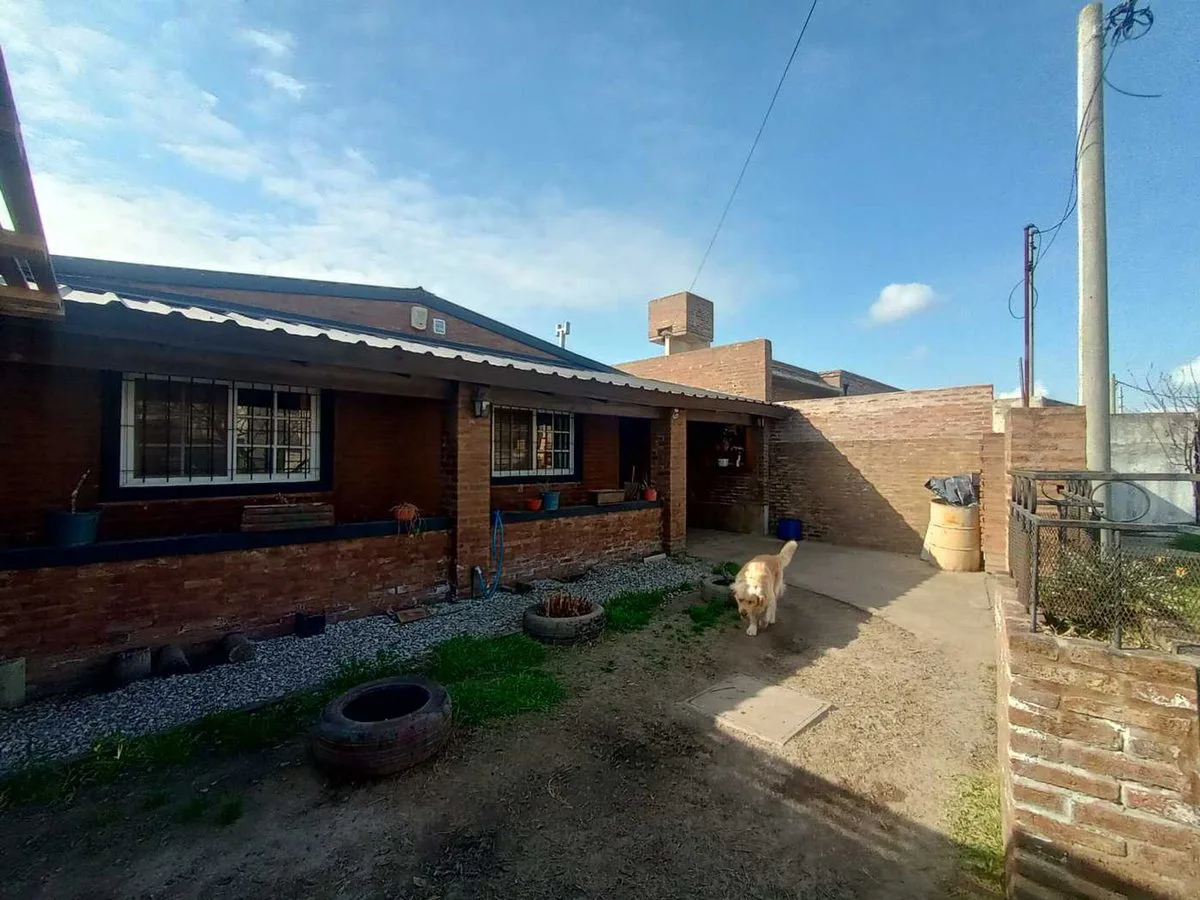 VENTA O PERMUTA CASA 3 DORMI COCHERA PILETA ROLDAN foto 2