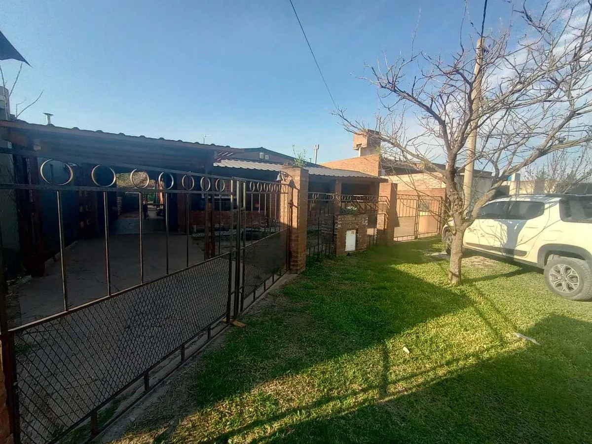 VENTA O PERMUTA CASA 3 DORMI COCHERA PILETA ROLDAN foto 3