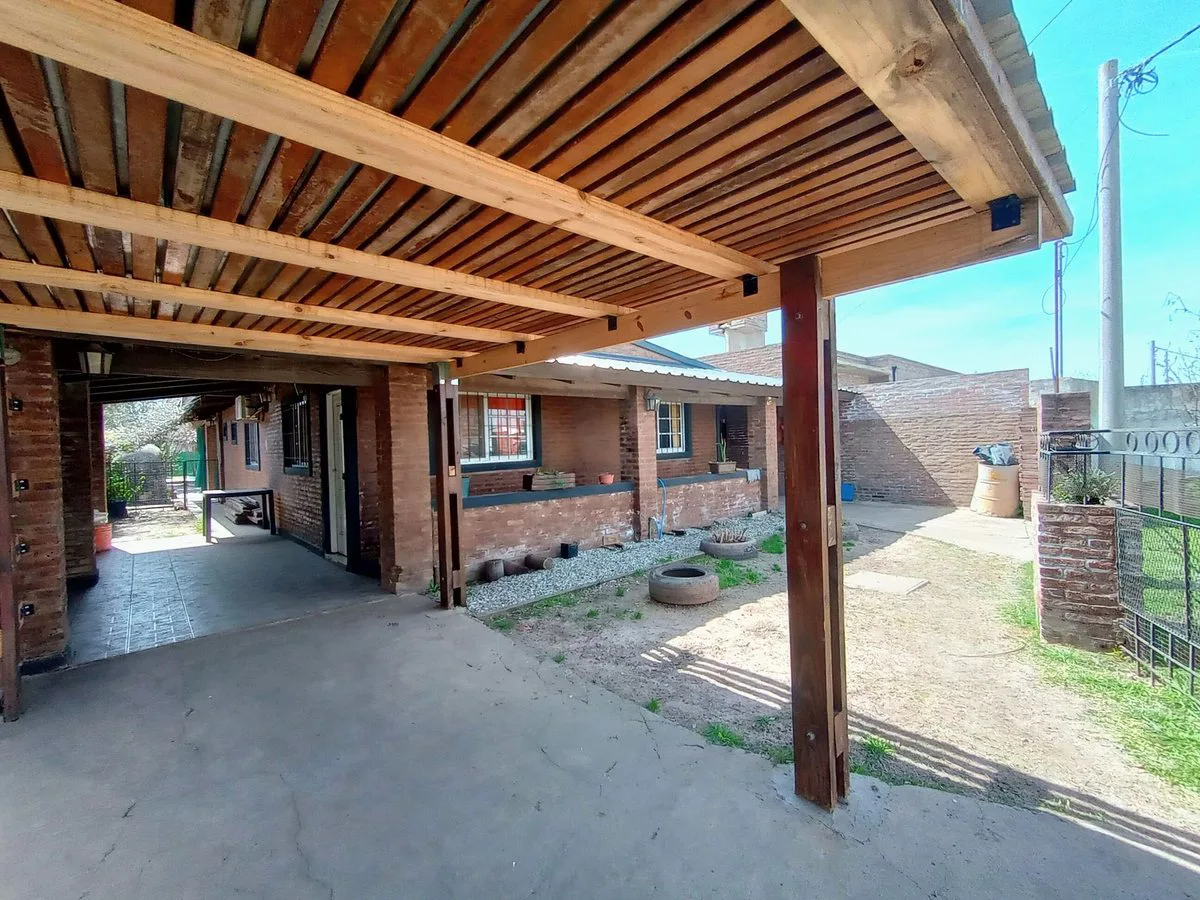 VENTA O PERMUTA CASA 3 DORMI COCHERA PILETA ROLDAN foto 4