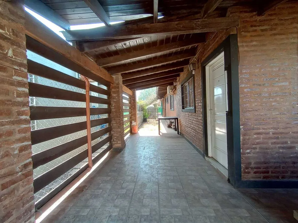 VENTA O PERMUTA CASA 3 DORMI COCHERA PILETA ROLDAN foto 5