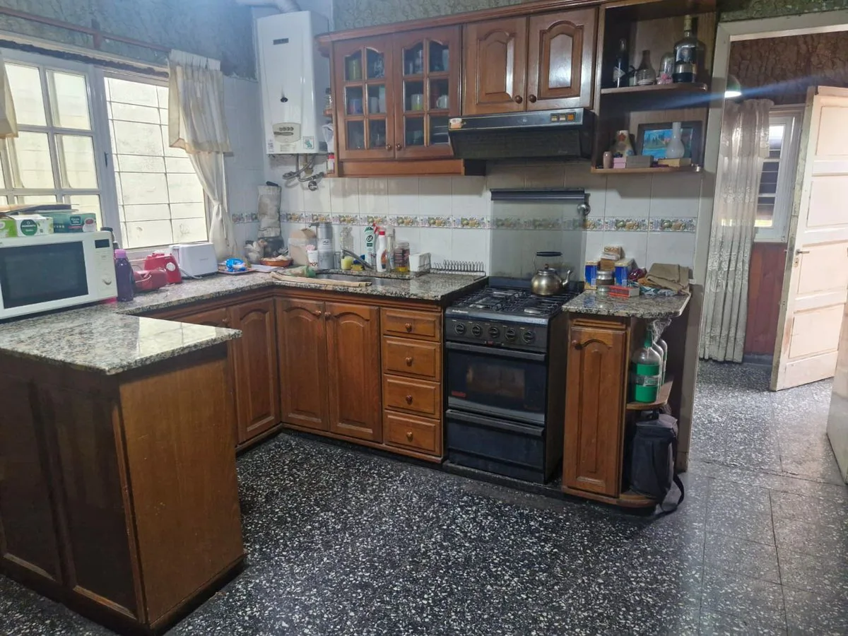 VENTA CASA TIPO CHALET, QUINCHO, PILETA Y GARAGE foto 2