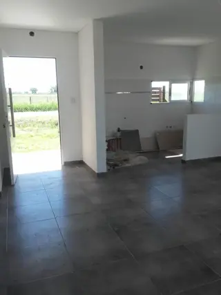 OPORTUNIDAD VENDE PROPIEDAD EN BARRIO ABIERTO FUNES NORTE ESTILO MODERNA foto 3