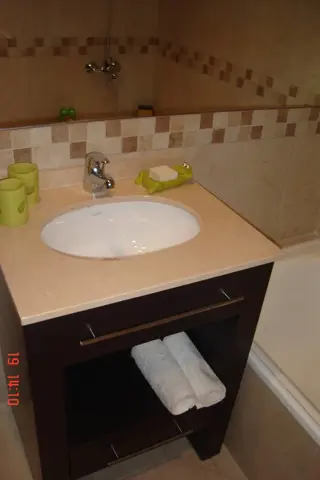 ESPECTACULAR TORRE DEPTO 2 AMB 1 BAÑO COMPLETO CON AMENITIES + COCHERA FIJA CUBIERTA        HERMOSO TODO PINTADO foto 1