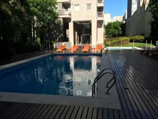 ESPECTACULAR TORRE DEPTO 2 AMB 1 BAÑO COMPLETO CON AMENITIES + COCHERA FIJA CUBIERTA        HERMOSO TODO PINTADO foto 3