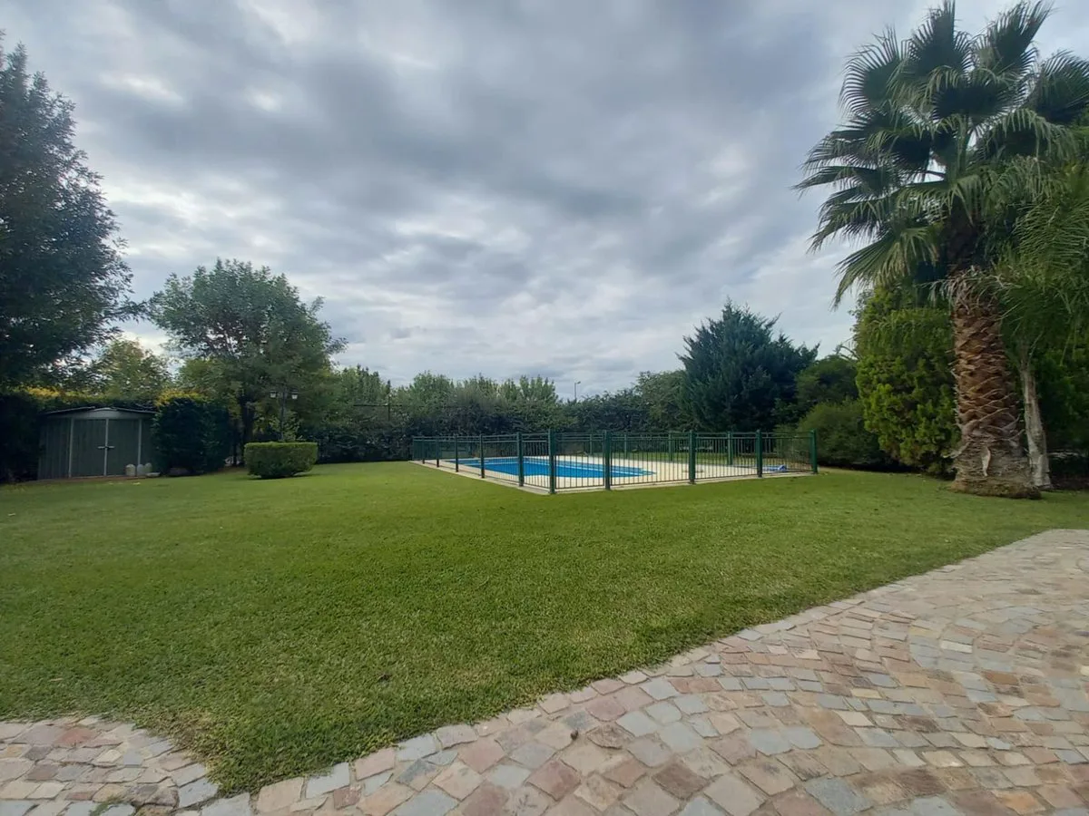 CASA EN VENTA , B ° LUJAN DEL SOL, CON PILETA foto 2