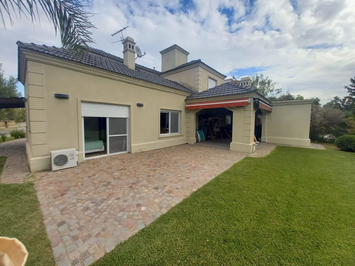 CASA EN VENTA , B ° LUJAN DEL SOL, CON PILETA foto 3