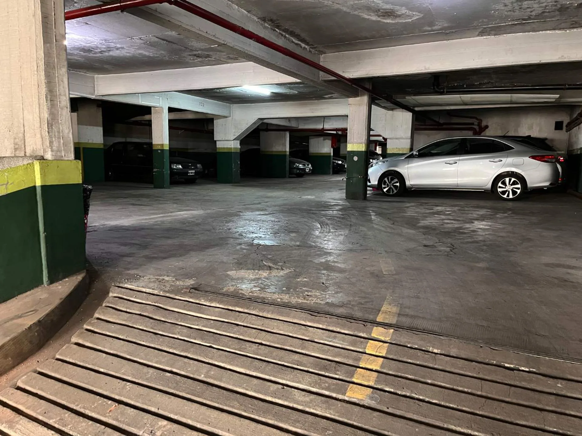 Venta cochera fija y cubierta en Barrio Norte foto 4