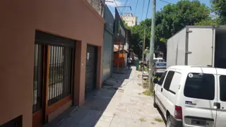LOCAL COMERCIAL DE  15 m2 APROXIMADAMENTE CON PERSIANA METÁLICA, VIDRIERA CON REJAS Y BAÑO. DIVERSOS RUBROS Y PLANOS APTOS PARA HABILITACIÓN. foto 1