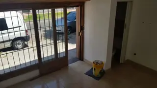 LOCAL COMERCIAL DE  15 m2 APROXIMADAMENTE CON PERSIANA METÁLICA, VIDRIERA CON REJAS Y BAÑO. DIVERSOS RUBROS Y PLANOS APTOS PARA HABILITACIÓN. foto 2