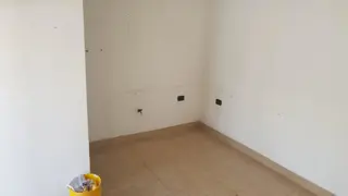 LOCAL COMERCIAL DE  15 m2 APROXIMADAMENTE CON PERSIANA METÁLICA, VIDRIERA CON REJAS Y BAÑO. DIVERSOS RUBROS Y PLANOS APTOS PARA HABILITACIÓN. foto 3