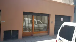 LOCAL COMERCIAL DE  15 m2 APROXIMADAMENTE CON PERSIANA METÁLICA, VIDRIERA CON REJAS Y BAÑO. DIVERSOS RUBROS Y PLANOS APTOS PARA HABILITACIÓN. foto 4