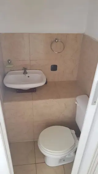 LOCAL COMERCIAL DE  15 m2 APROXIMADAMENTE CON PERSIANA METÁLICA, VIDRIERA CON REJAS Y BAÑO. DIVERSOS RUBROS Y PLANOS APTOS PARA HABILITACIÓN. foto 5