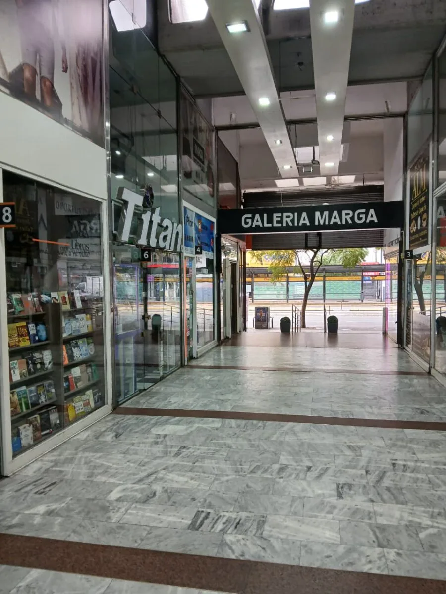 EXELENTE LOCAL A MTS AV.CABILDO 3 PLANTAS C/ BAÑO foto 3