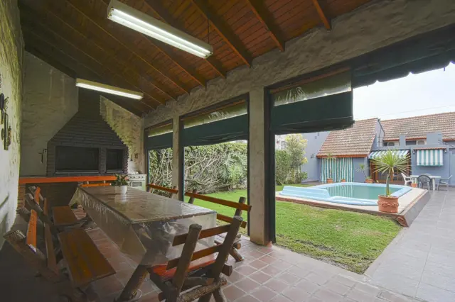 VENTA CASA 4 AMBIENTES APTA CREDITO C/ PISCINA, QUINCHO Y GARAGE. DON BOSCO.
