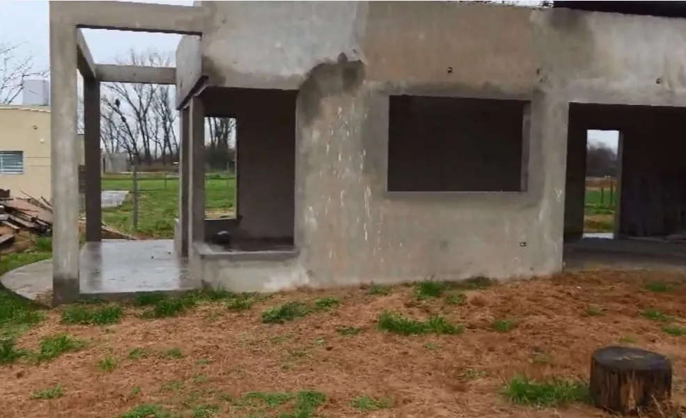 Venta Lote con Casa en construcción y pileta en Cañuelas foto 2