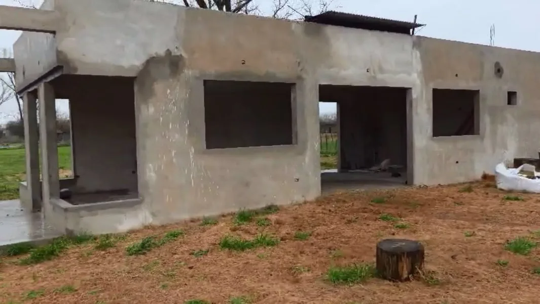 Venta Lote con Casa en construcción y pileta en Cañuelas foto 3