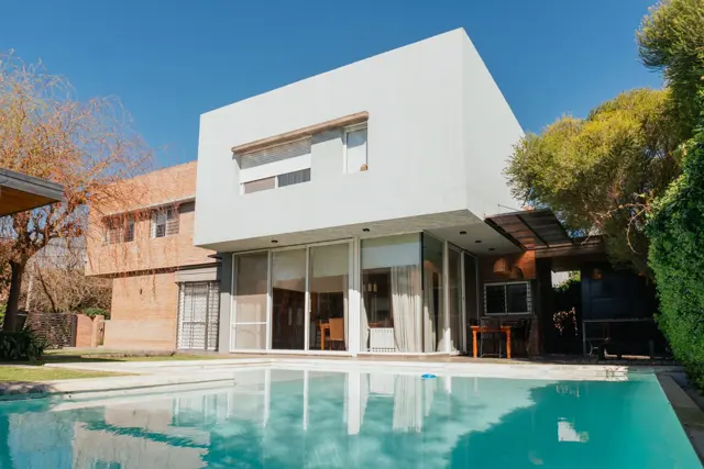 CASA DE DISEÑO 3 DORMITORIOS CON PILETA ALDEA