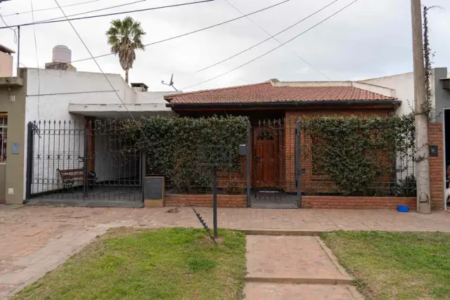 CASA TIPO CHALET DE TRES DORMITORIOS Y PILETA