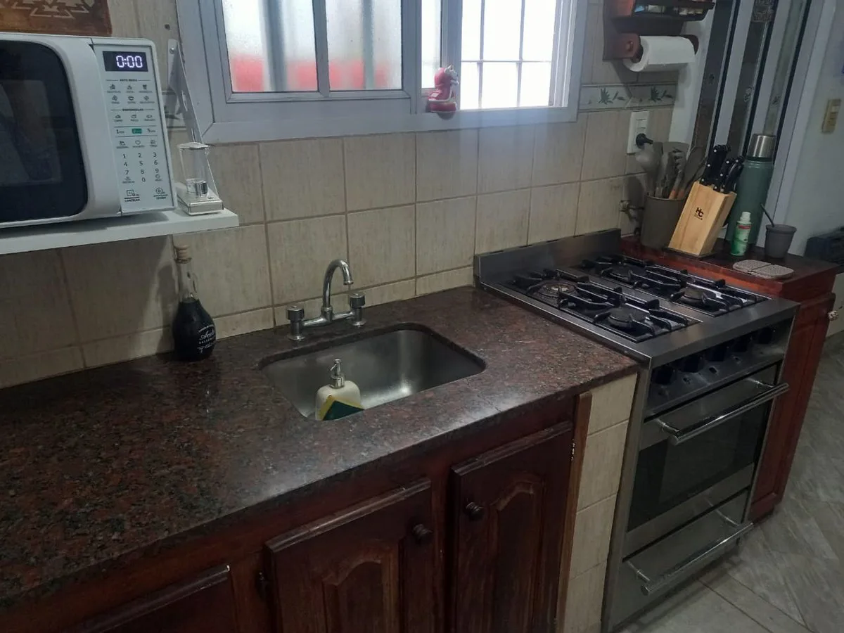 Casa 3 dormitorios en venta  La Plata con cochera foto 4