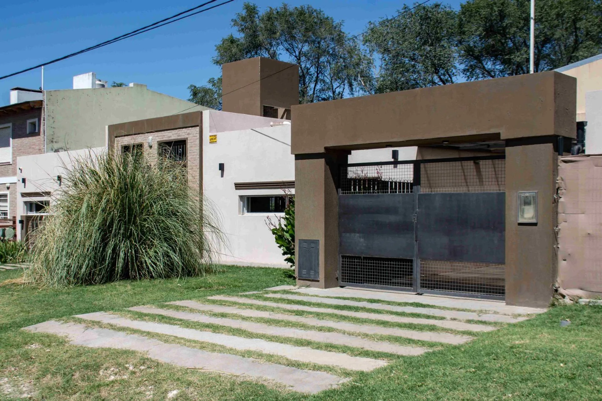 Alquiler casa con pileta, dos dormitorios foto 2