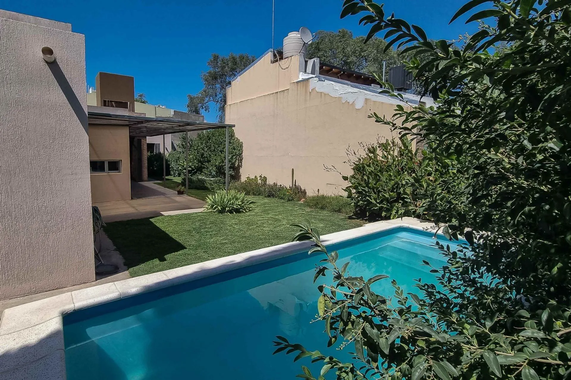 Alquiler casa con pileta, dos dormitorios foto 3
