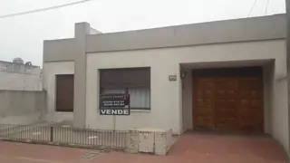 CASA CÉNTRICA EN VENTA 2 DORMITORIOS foto 2