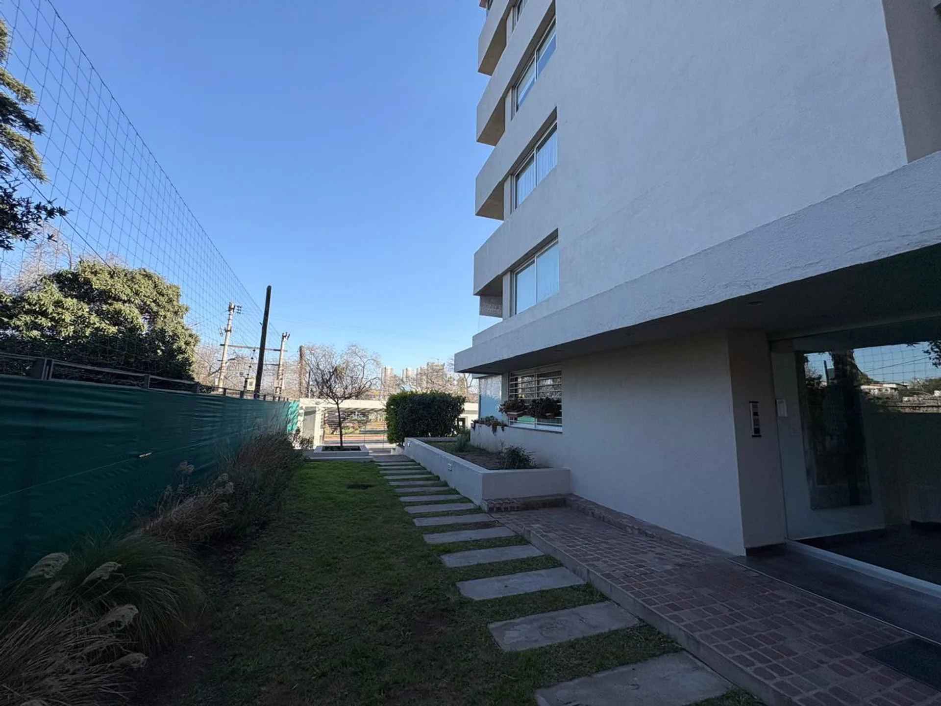 VENTA SEMI PISO 2 DORMITORIOS, BALCON Y COCHERA foto 2