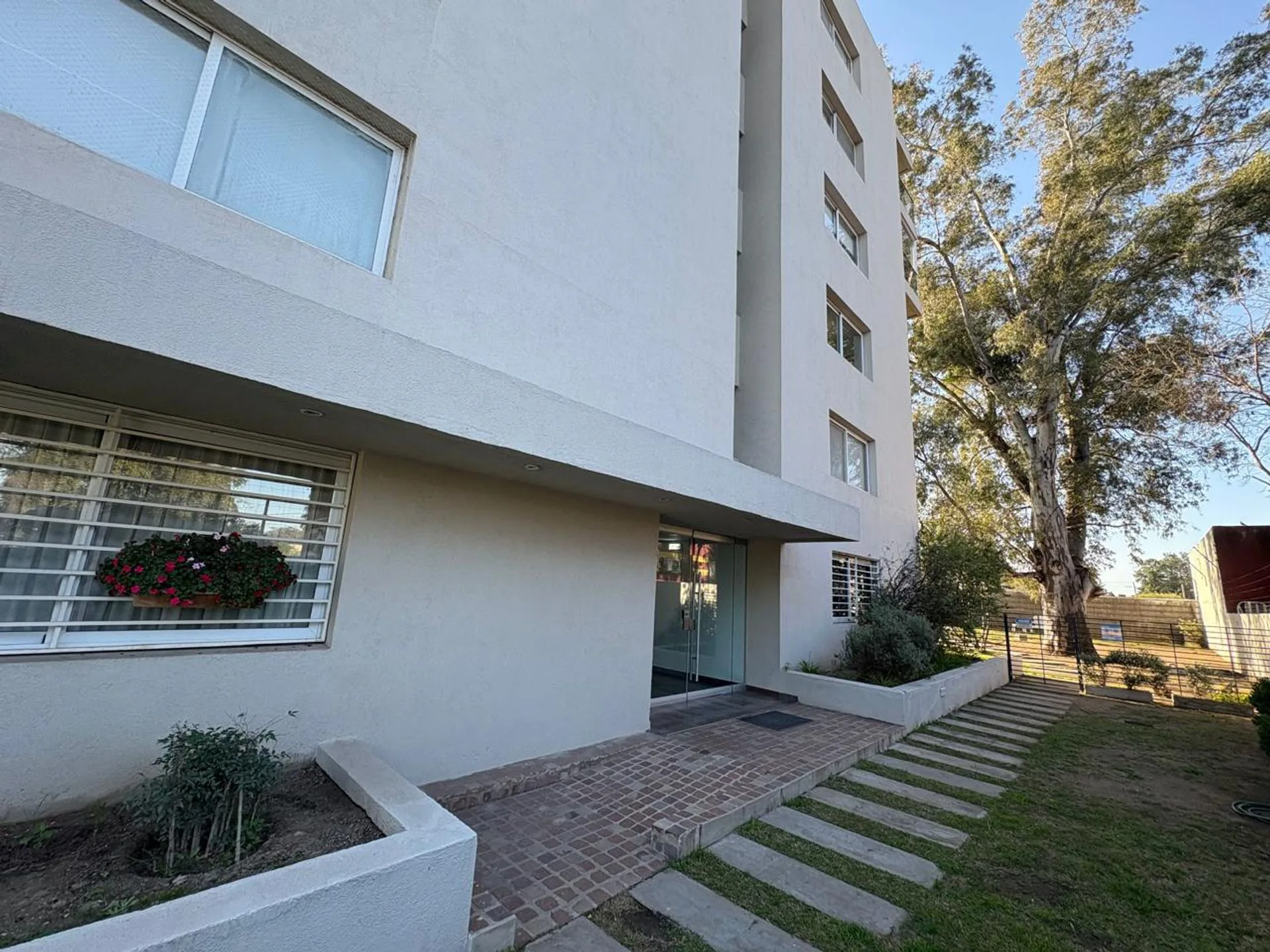 VENTA SEMI PISO 2 DORMITORIOS, BALCON Y COCHERA foto 3