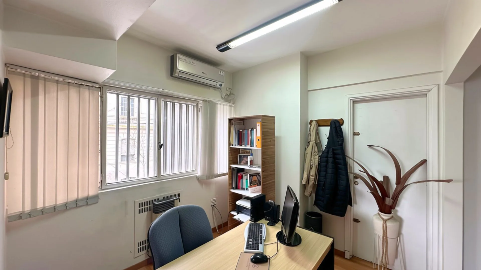 Oficina en venta en La Plata con baño privado foto 4