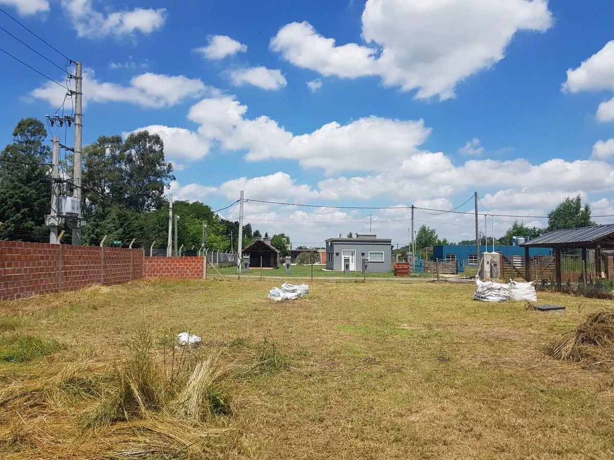 Lote de 846 m2 con MEJORAS en "ROBLES DE ALVAREZ" foto 2