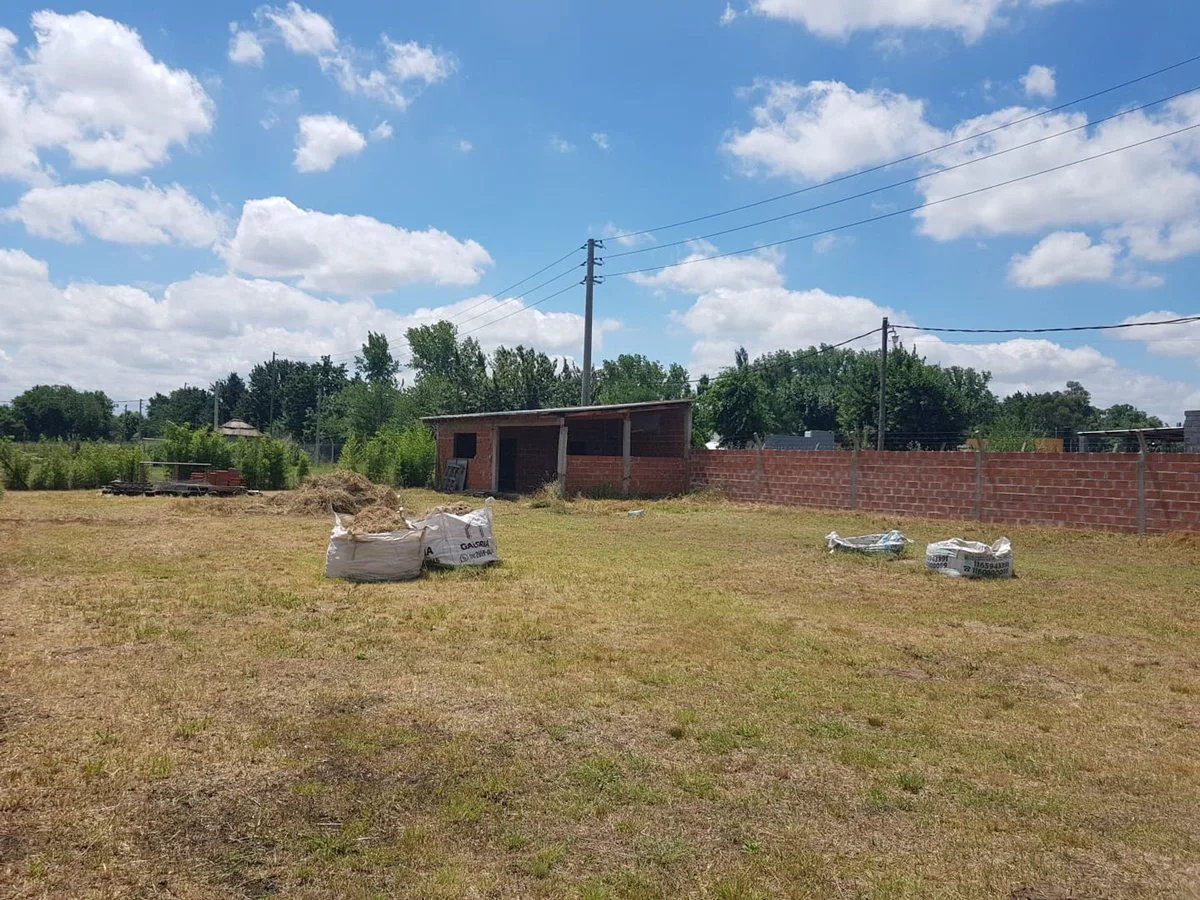 Lote de 846 m2 con MEJORAS en "ROBLES DE ALVAREZ" foto 3