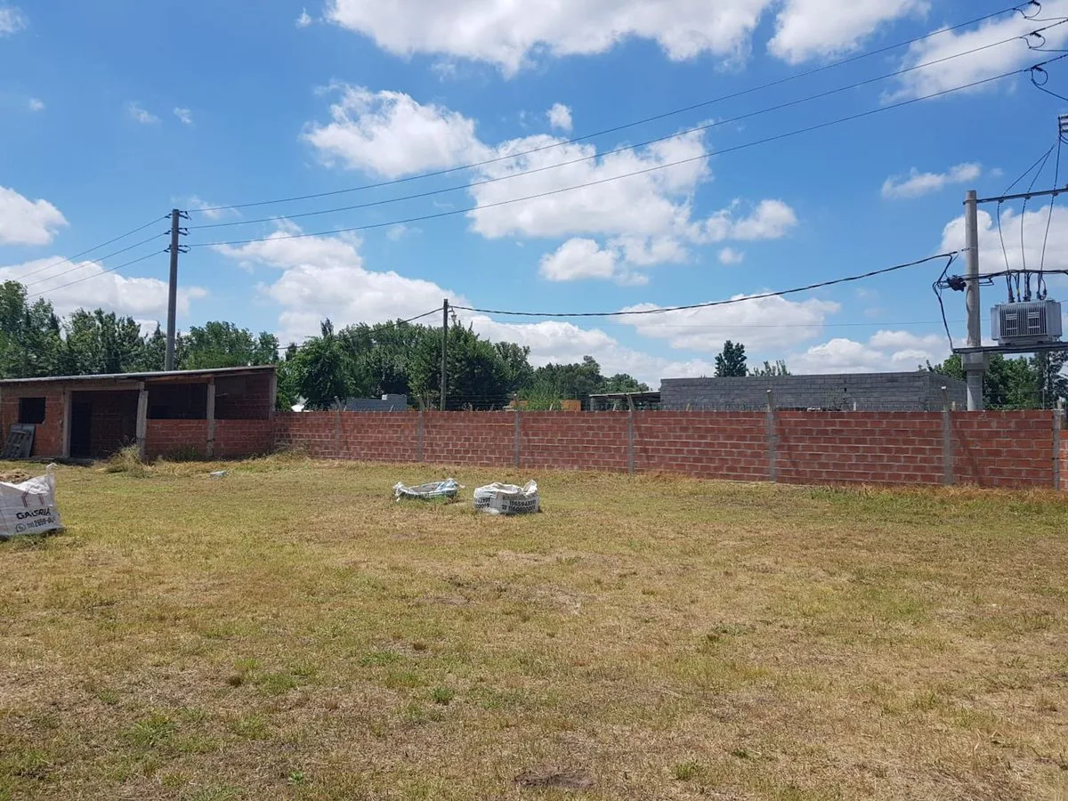 Lote de 846 m2 con MEJORAS en "ROBLES DE ALVAREZ" foto 4