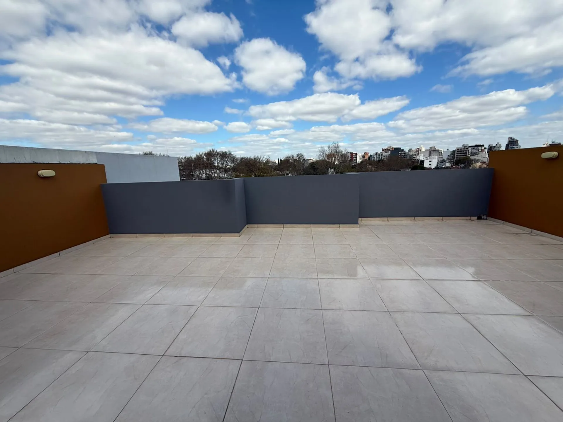 DEPARTAMENTO 2 AMB VENTA C/ GUARDACOCHE Y PATIO foto 3