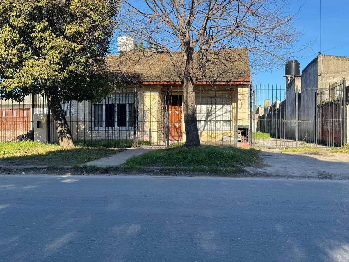 Venta casa tres ambientes parque y entrada de auto foto 2