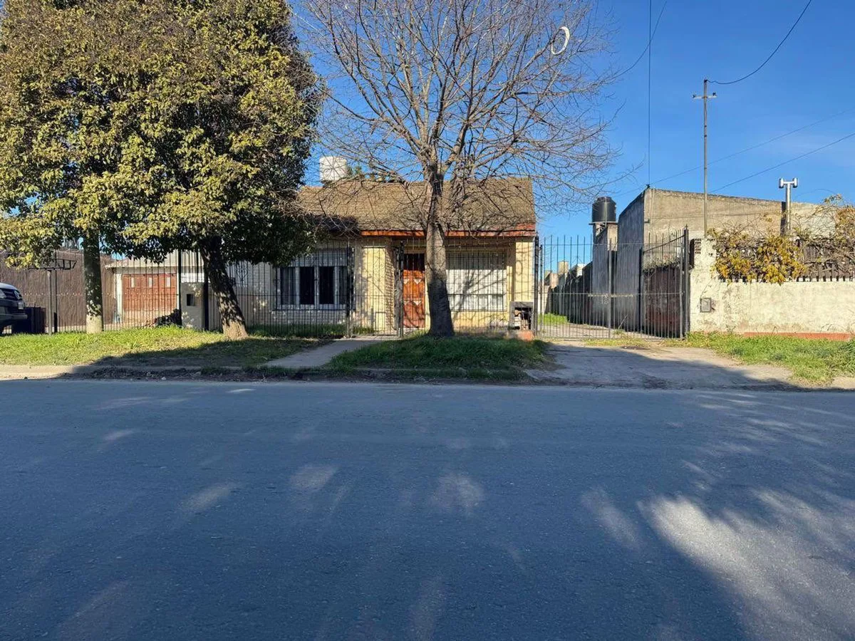 Venta casa tres ambientes parque y entrada de auto foto 3