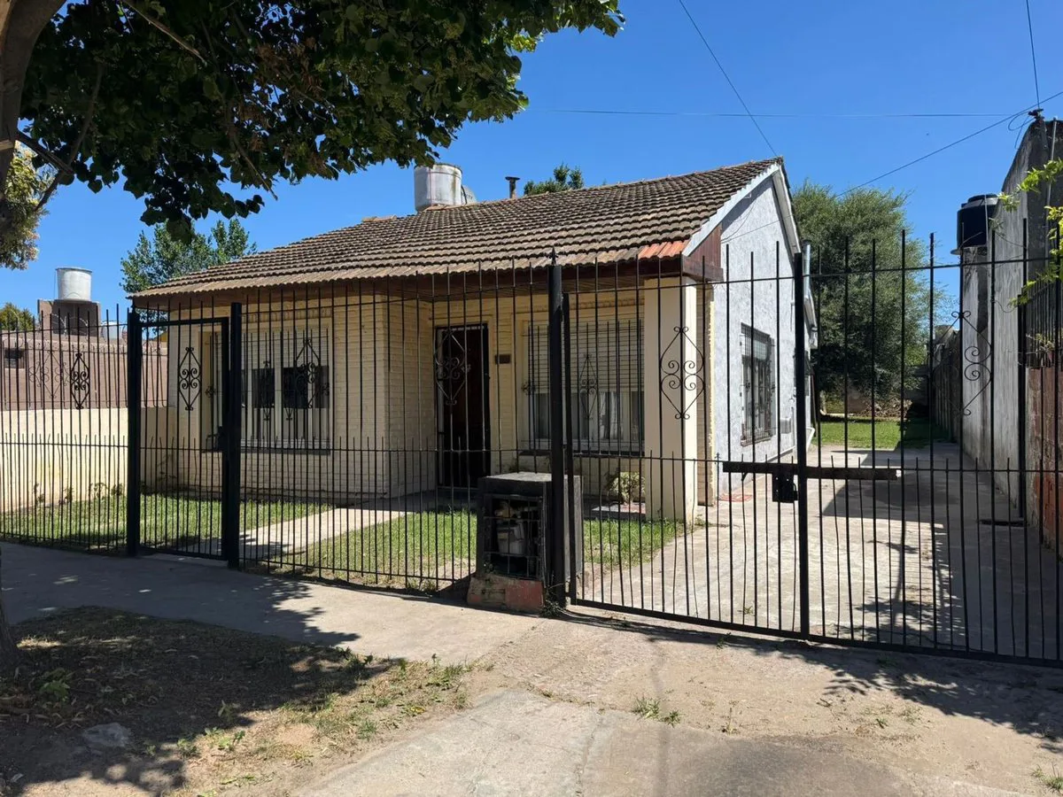 Venta casa tres ambientes parque y entrada de auto foto 4
