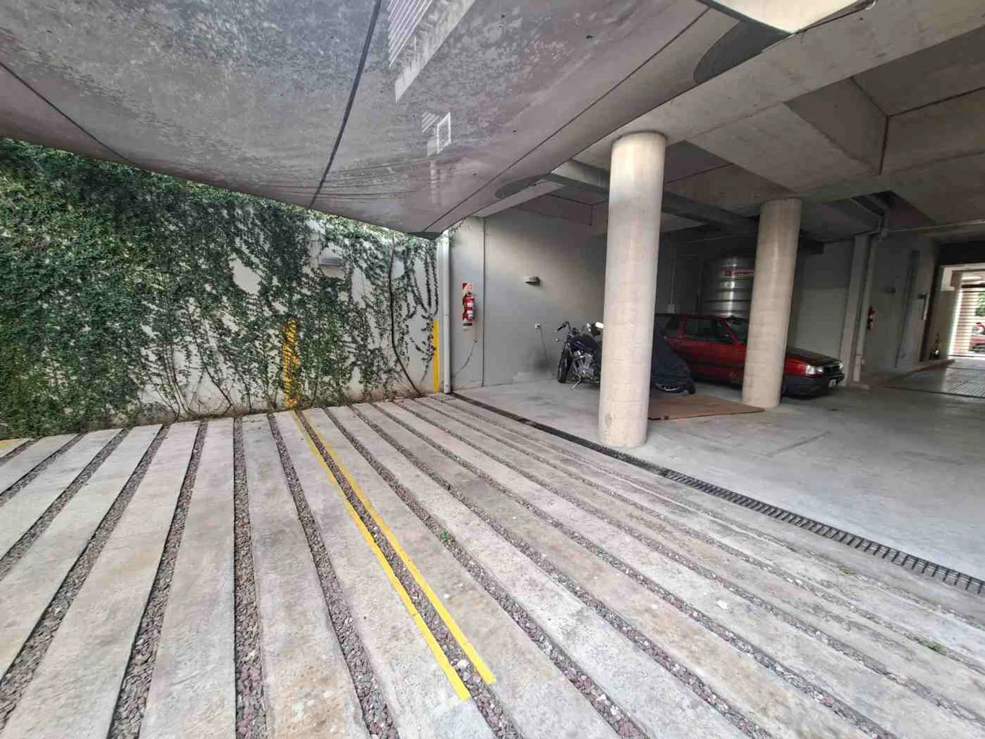 VENTA COCHERA PLANTA BAJA PORTON ELECTRICO ALMAGRO foto 2