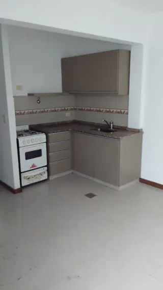 EXCELENTE DEPTO. EN PLANTA ALTA DE DOS AMB. CON PATIO Y LAVADERO foto 2