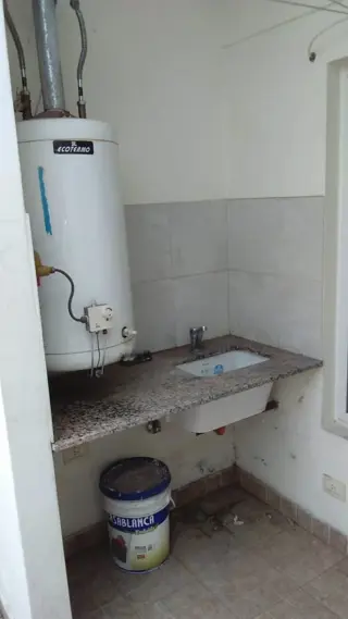 EXCELENTE DEPTO. EN PLANTA ALTA DE DOS AMB. CON PATIO Y LAVADERO foto 3