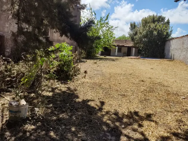 EXCELENTE CASA QUINTA DE TRES AMBIENTES CON GALERIA A REFACCIONAR PISCINA GALPON DE HERRAMIENTAS Y AMPLIO PATIO SOBRE CALLE CON ASFALTO A 500 METROS